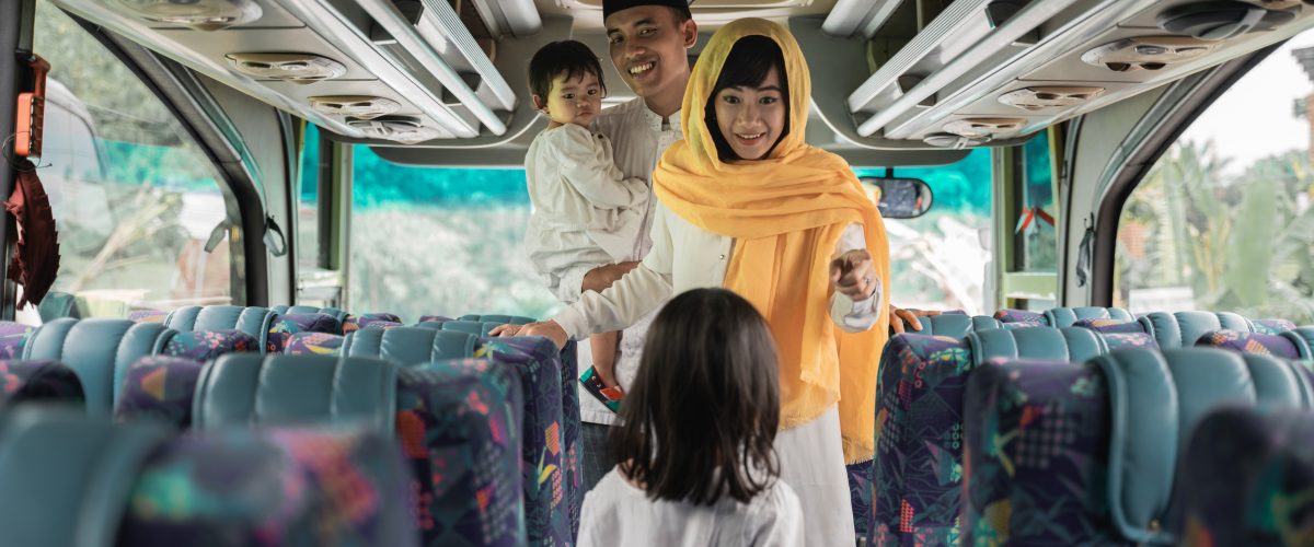 Bus wisata modern dan nyaman untuk perjalanan liburan rombongan