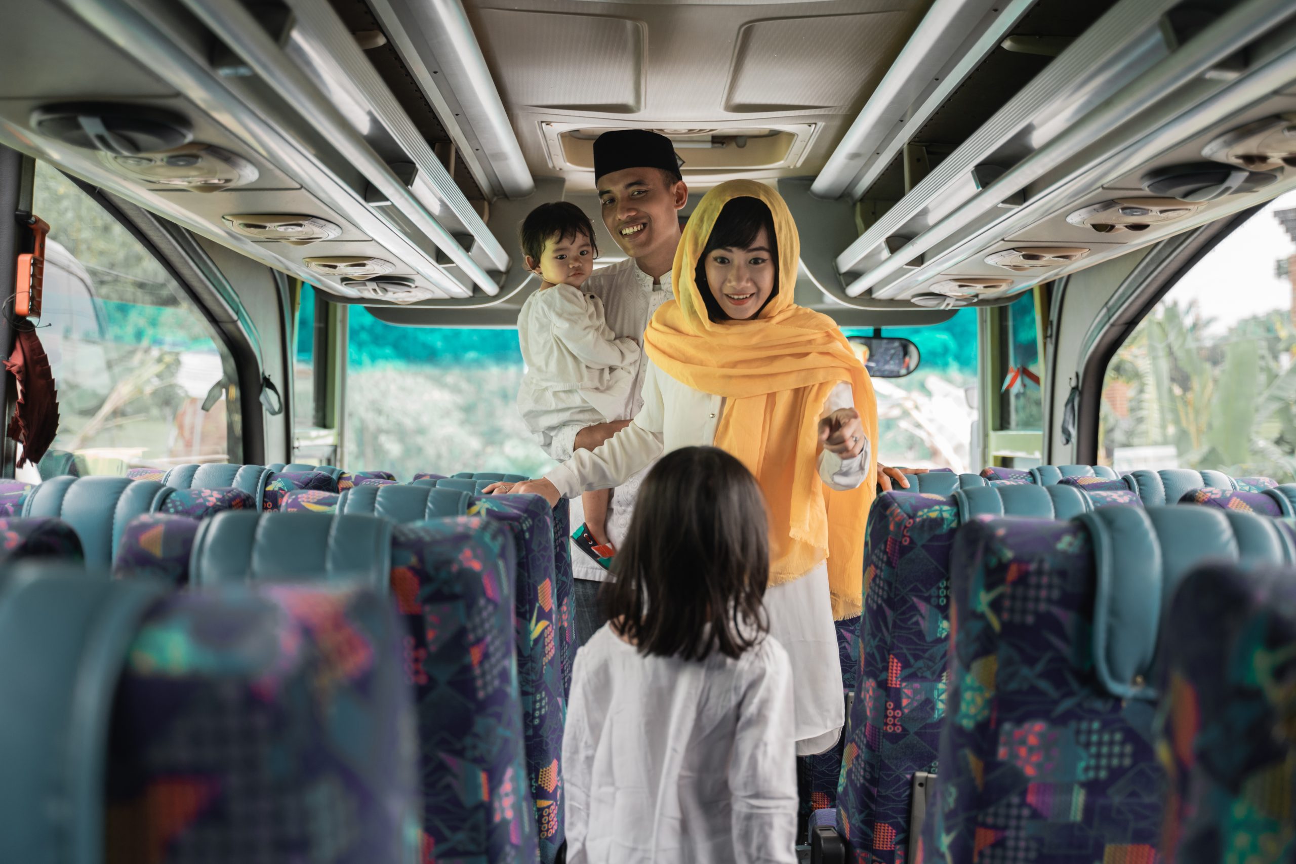Bus wisata modern dan nyaman untuk perjalanan liburan rombongan