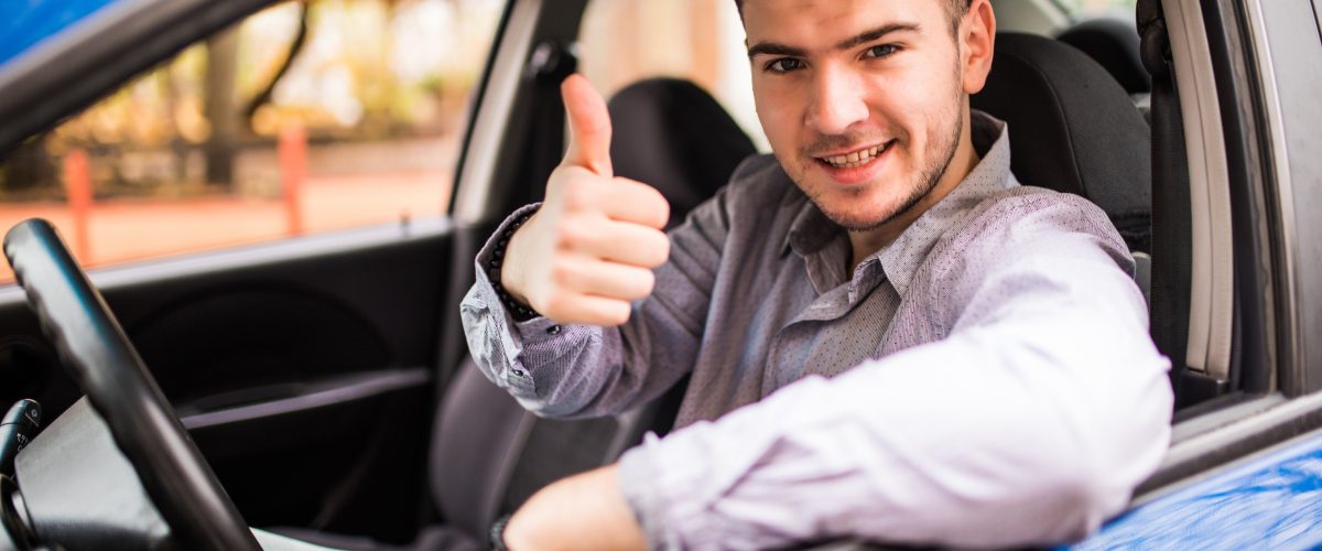Interior mobil sewaan lengkap dengan driver profesional