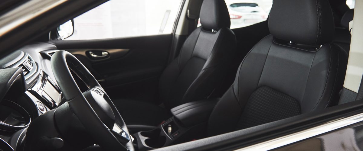 Mobil sewa Binasarana terparkir siap digunakan untuk perjalanan