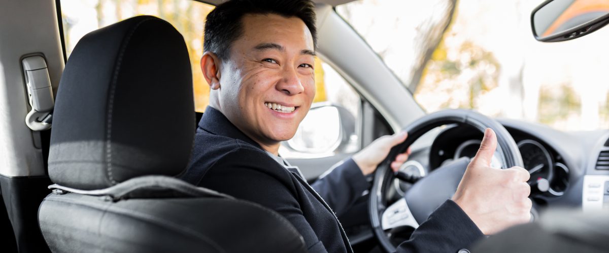 Mobil sewaan dengan sopir profesional untuk perjalanan bisnis dan wisata