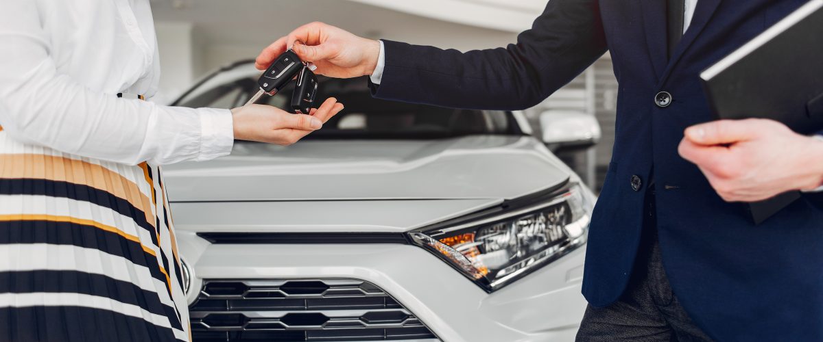 Sopir profesional dari Bina Sarana Sakti siap melayani pelanggan dengan ramah