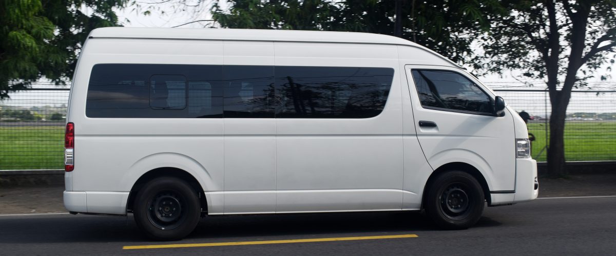 Unit Toyota Hiace Bina Sarana Sakti siap disewa untuk perjalanan rombongan