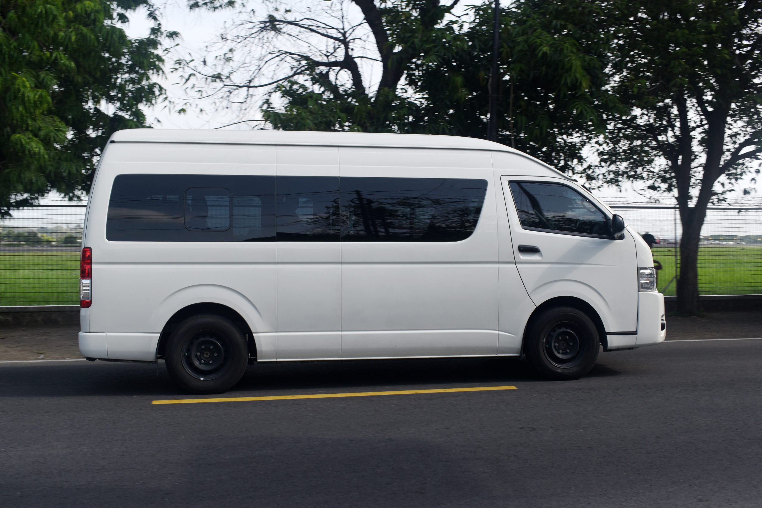Unit Toyota Hiace Bina Sarana Sakti siap disewa untuk perjalanan rombongan