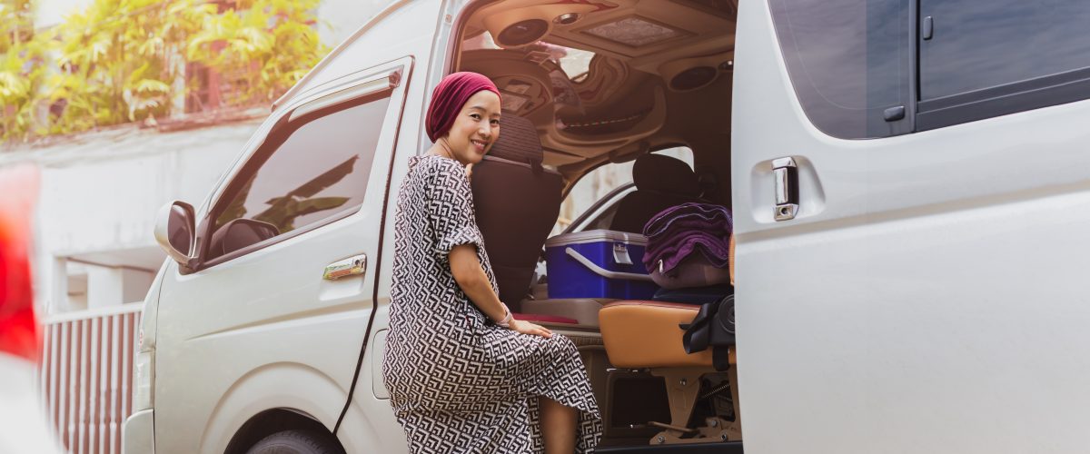Interior Hiace bersih dan luas untuk perjalanan rombongan di Bekasi