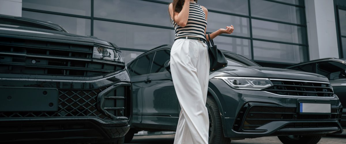 Toyota Camry hitam siap disewa untuk perjalanan bisnis dan acara formal