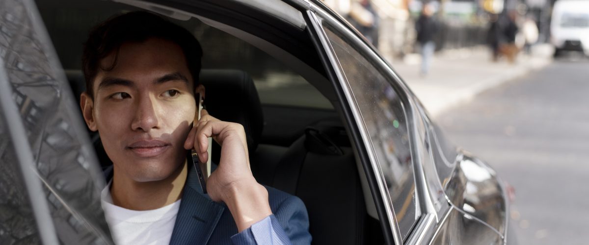 Toyota Camry hitam elegan disewakan di Jakarta lengkap dengan sopir