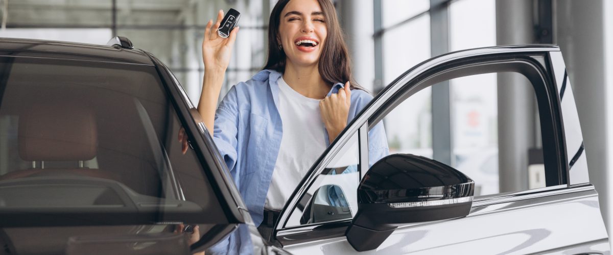 Sewa mobil harian dengan armada lengkap dan driver profesional