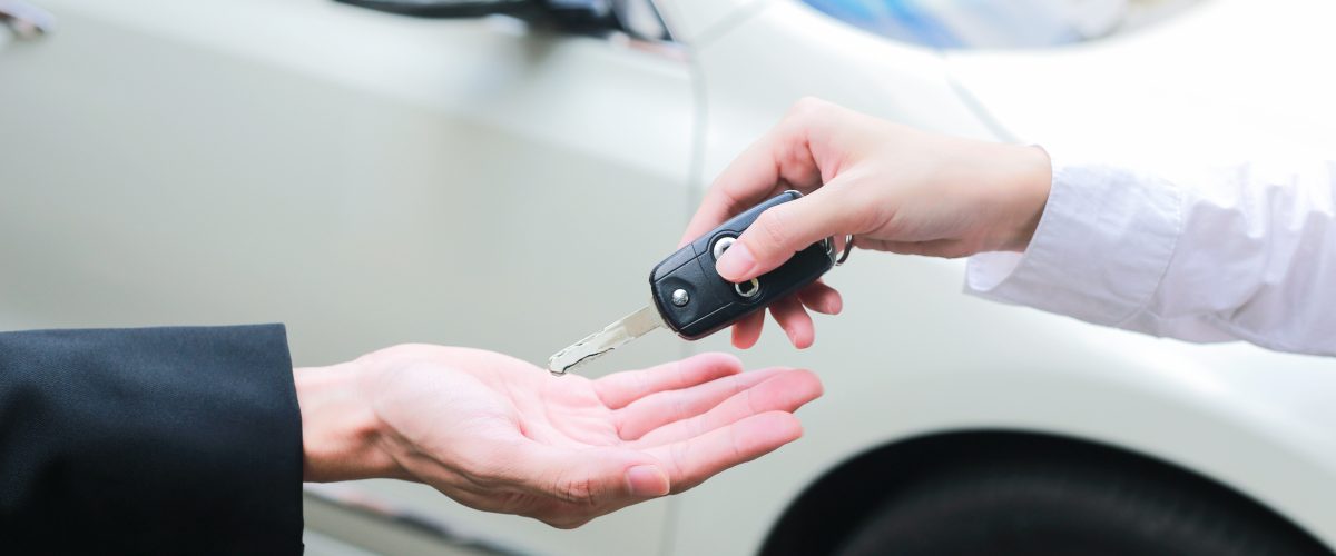 Mobil Honda Accord hitam siap disewa di area Depok